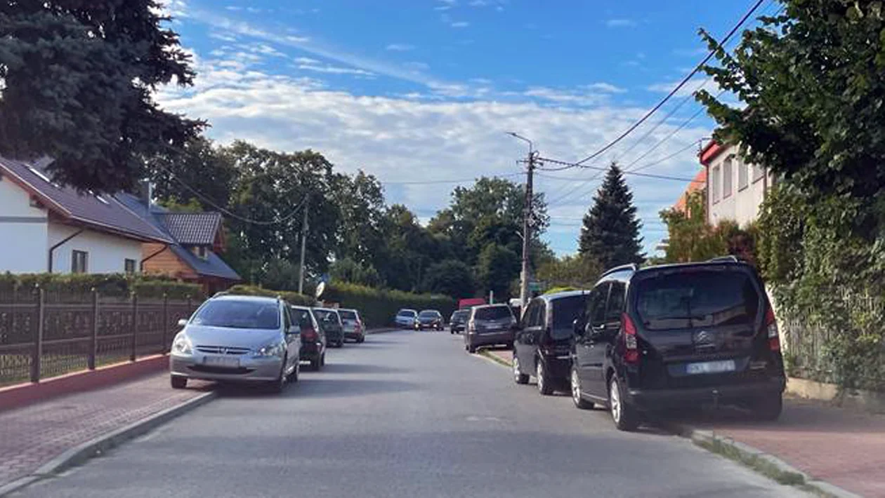 Ulica Zielona w Kolbuszowej w dzień targowy (wtorek).