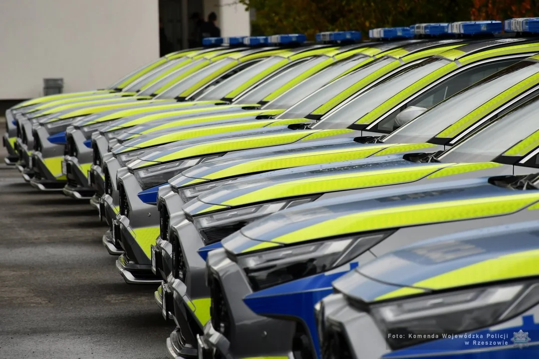 16 nowych radiowozów Toyota RAV4 na drogach garnizonu podkarpackiego