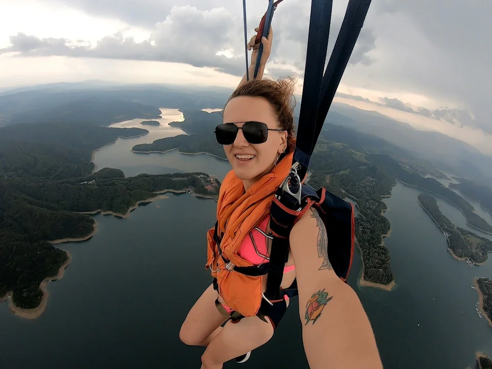 Spadochroniarze lądowali w Jeziorze Solińskim. Poczuj adrenalinę i zobacz jak to wygląda od kulis [ZDJĘCIA, WIDEO] - Zdjęcie główne