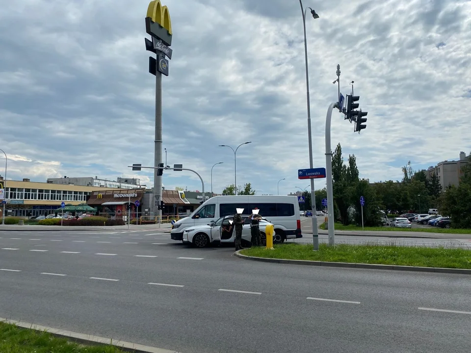 Pojazd wojskowy zderzył się z osobówką w Rzeszowie