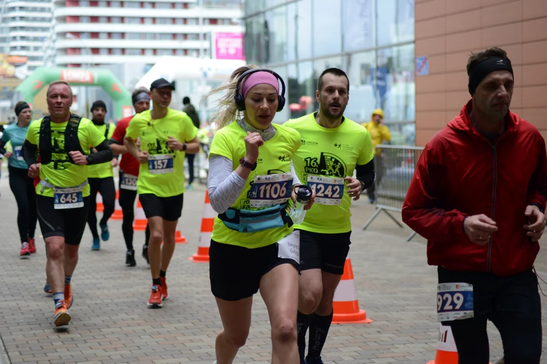 Mnóstwo biegaczy z całego regionu i nie tylko na 16. PKO Półmaratonie Rzeszowskim oraz 8. PKO Sztafecie Półmaratońskiej - zdjęcia część 2