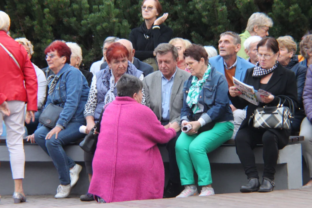 Korowód seniorów i potańcówka miejska w Parku Jedności Polonii z Macierzą