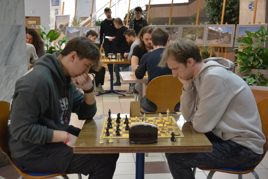 "Rywalizacja na szachownicy" - studencki turniej szachowy i warcabowy na Uniwersytecie Rzeszowskim [ZDJĘCIA] - Zdjęcie główne
