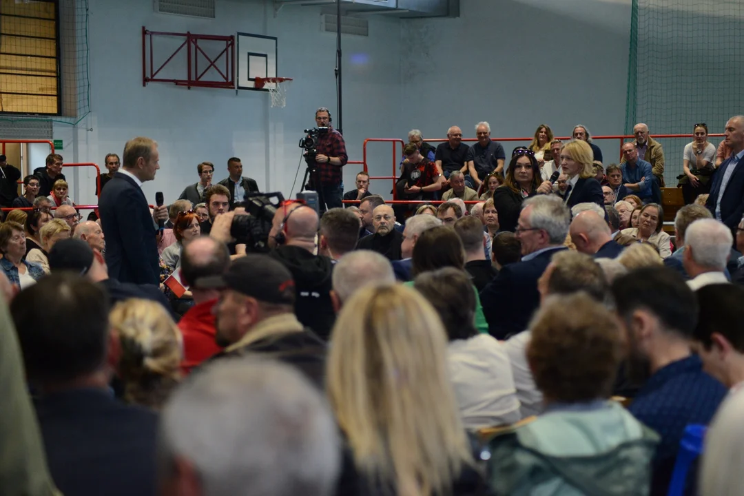 Donald Tusk w Tarnobrzegu. Tłumy mieszkańców na spotkaniu