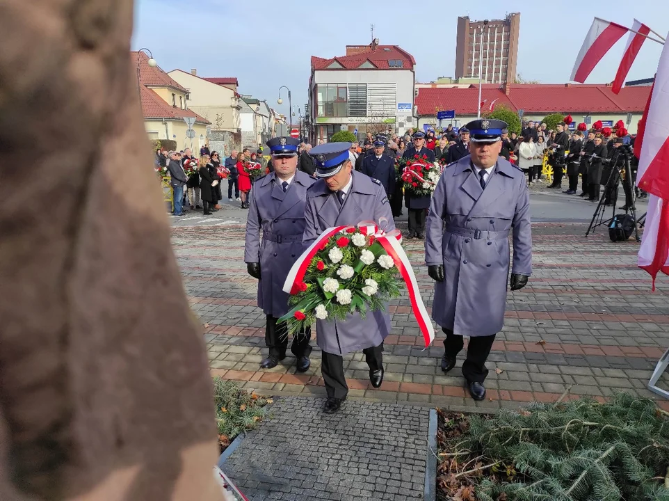 Narodowe Święto Niepodległości w Tarnobrzegu. Uroczystości przy pomniku Marszałka Józefa Piłsudskiego. - 104 lata temu narodziła się nowoczesna Polska - mówi prezydent miasta Dariusz Bożek [ZDJĘCIA - CZĘŚĆ 1]