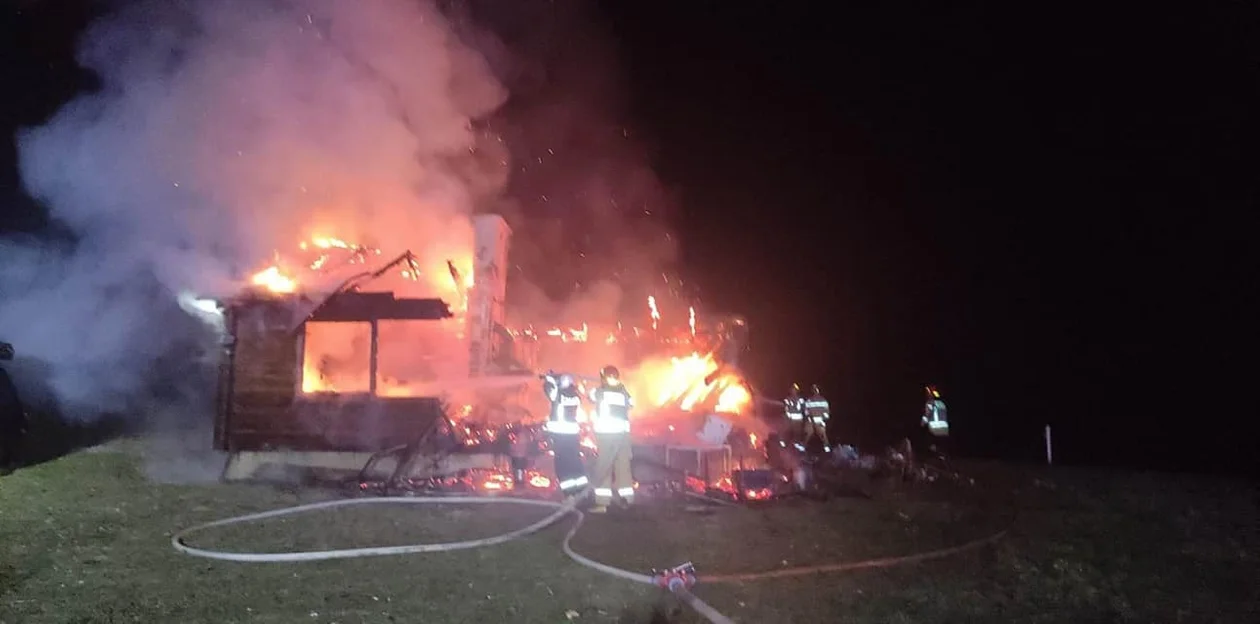 Pożar budynku rekreacyjnego w Uhercach Mineralnych. Na miejscu 5 zastępów straży pożarnej [ZDJĘCIA] - Zdjęcie główne