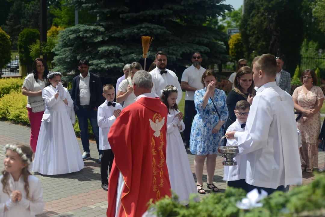 Pierwsza Komunia Święta w Kościele Chrystusa Dobrego Pasterza w Tarnobrzegu. "Bóg sam odwiedza mnie" [ZDJĘCIA] - Zdjęcie główne