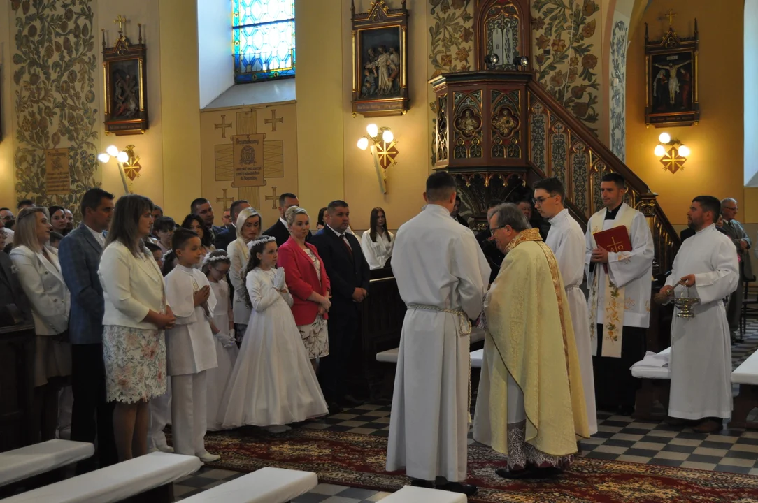 Uroczystość Pierwszej Komunii św. w Przecławiu dzieci ze SP w Przecławiu