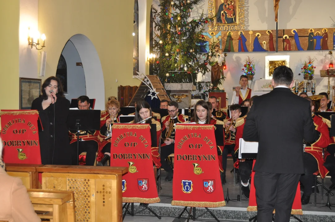 Koncert kolęd Orkiestry Dętej Dobrynin w kościele w Dobryninie