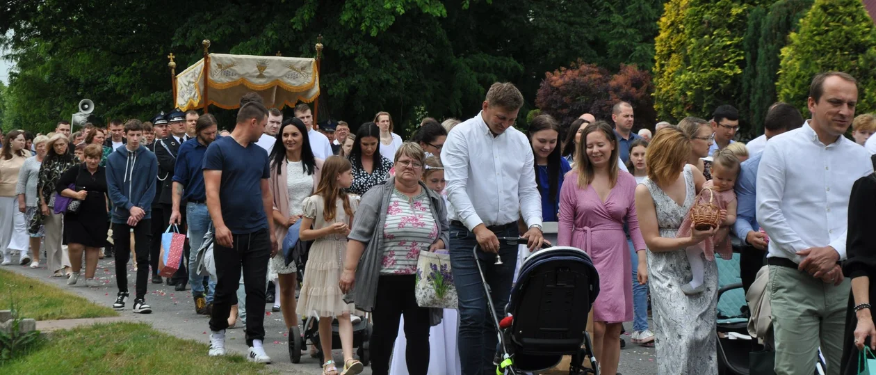 Procesja Bożego Ciała przeszła przez Borki Nizińskie. Szli strażacy, dzieci sypiące kwiaty i tłum wiernych [ZDJĘCIA] - Zdjęcie główne