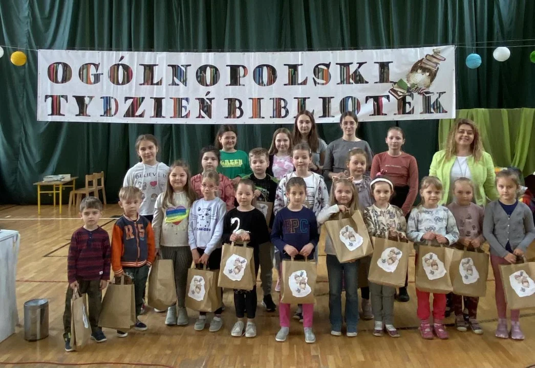 Niezapomniana uczta dla miłośników literatury i sztuki. Podsumowanie Ogólnopolskiego Tygodnia Bibliotek w Zespole Szkół w Nowotańcu [ZDJĘCIA] - Zdjęcie główne