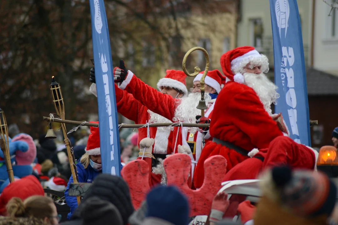 19. Parada Mikołajów w Tarnobrzegu wjazd na Rynek i rozdawanie słodkości