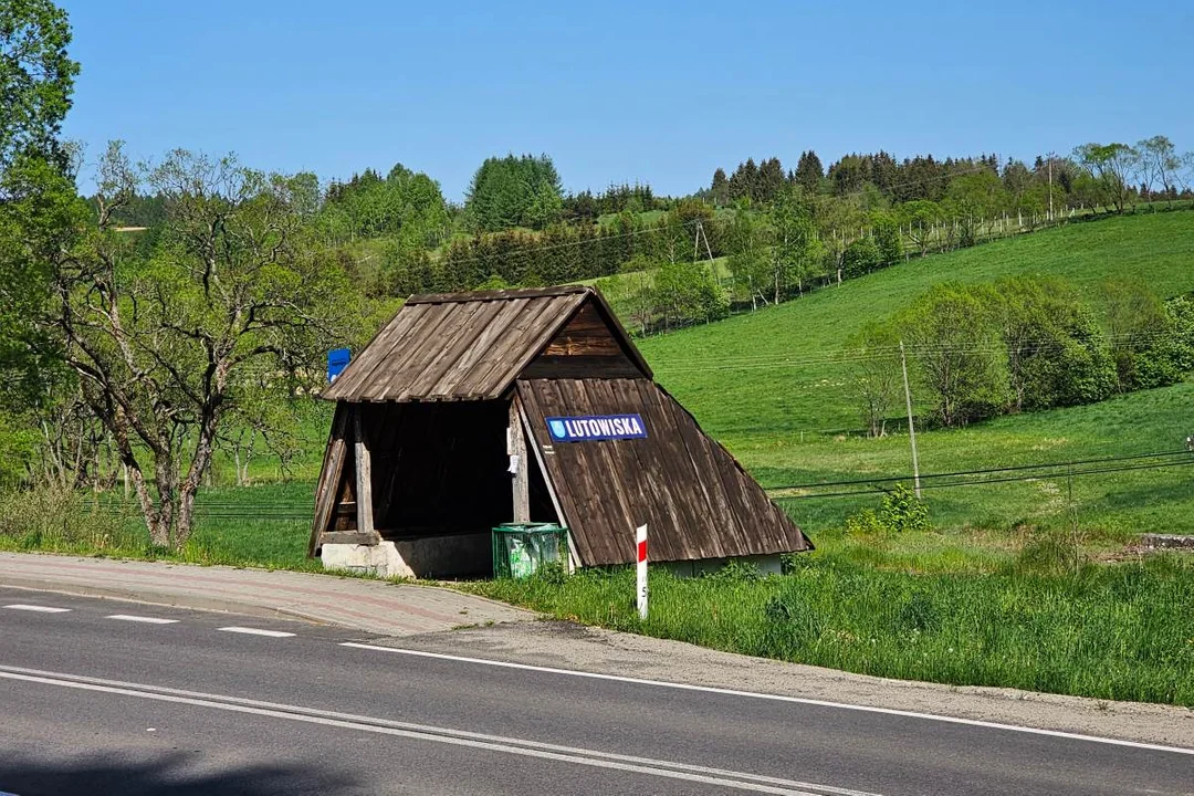 Lutowiska. Przystanek autobusowy