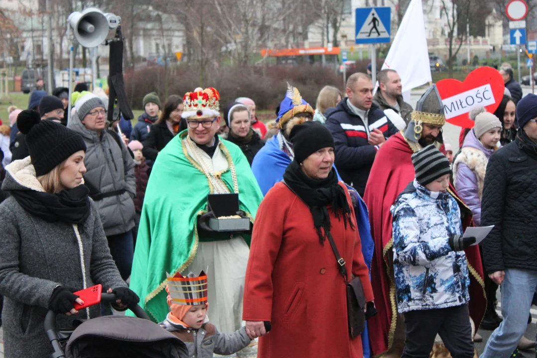 Orszak Trzech Króli w Rzeszowie. Kolęda pokoju z Zalesia do Katedry Rzeszowskiej