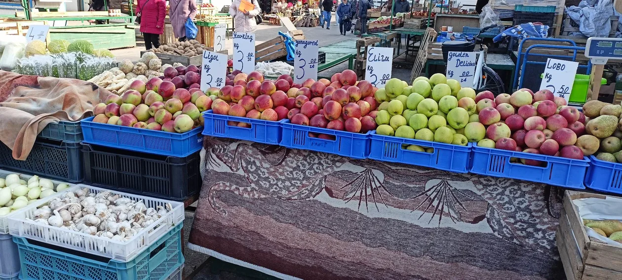 Warzywa i owoce sezonowe przy hali targowej. Jak wypadają cenowo?