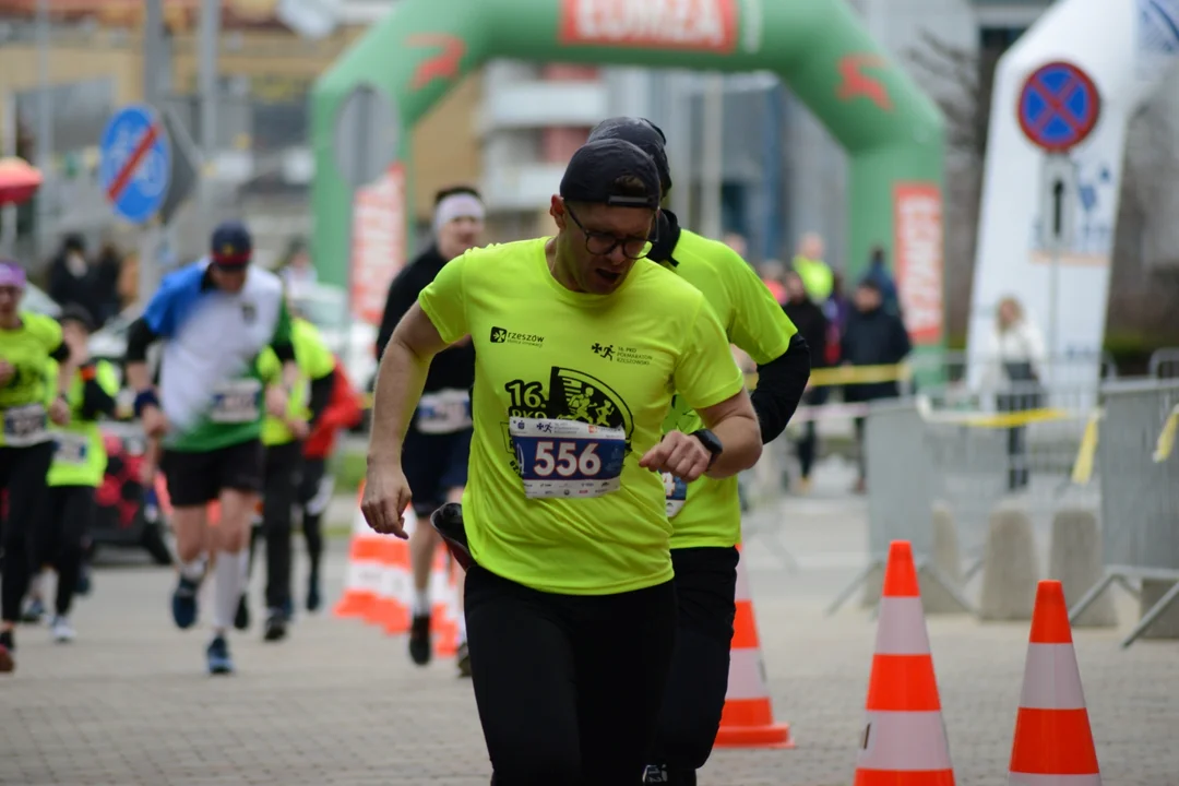 Mnóstwo biegaczy z całego regionu i nie tylko na 16. PKO Półmaratonie Rzeszowskim oraz 8. PKO Sztafecie Półmaratońskiej - zdjęcia część 2