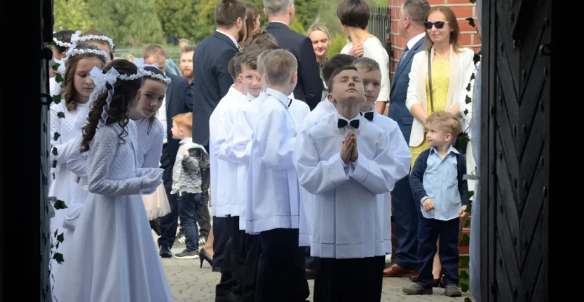 Ile pieniędzy dać w kopertę na Pierwszą Komunię Świętą?