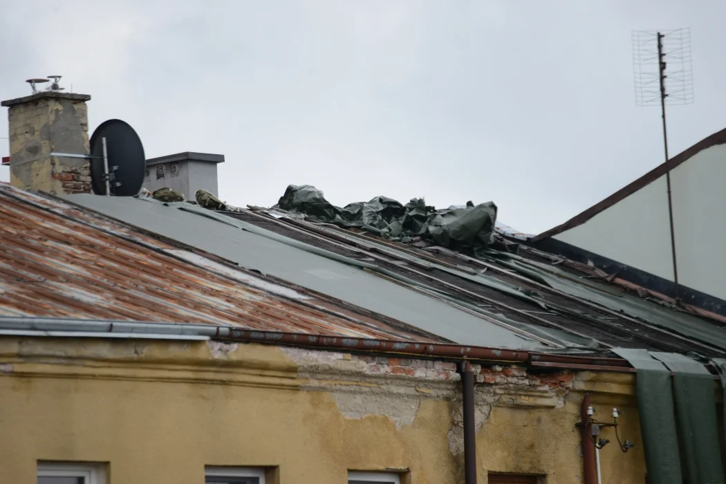 Zniszczony dach jednej z kamienic na Placu Bartosza Głowackiego w Tarnobrzegu