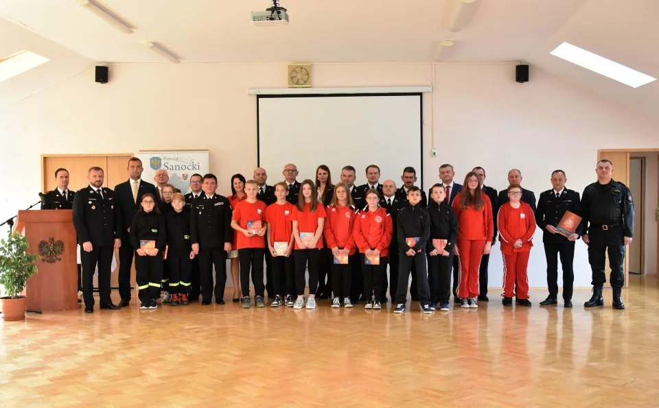 Młodzieżowe Drużyny Pożarnicze z powiatu sanockiego otrzymały wsparcie finansowe [ZDJĘCIA] - Zdjęcie główne