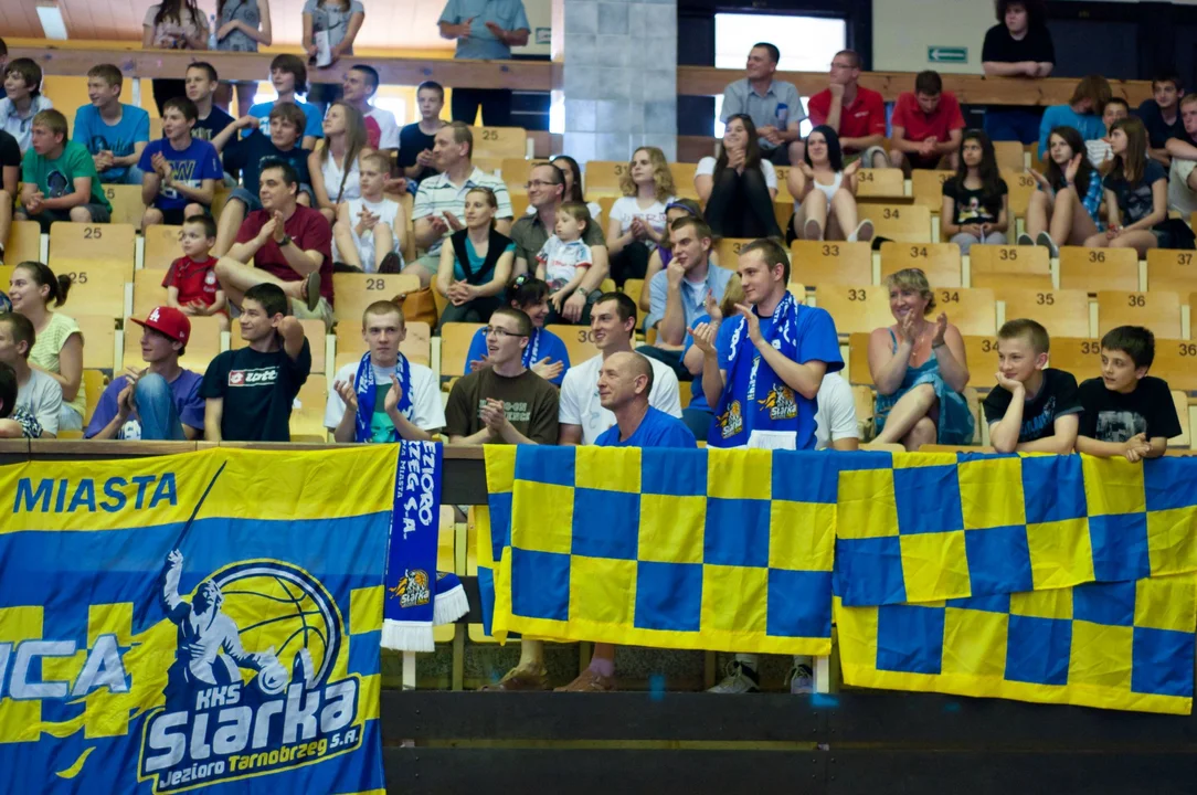 50 lat koszykówki w Tarnobrzegu. Efektowne wsady, zawodnicy Siarki, kibice i piękne Cheerleaders Gdynia