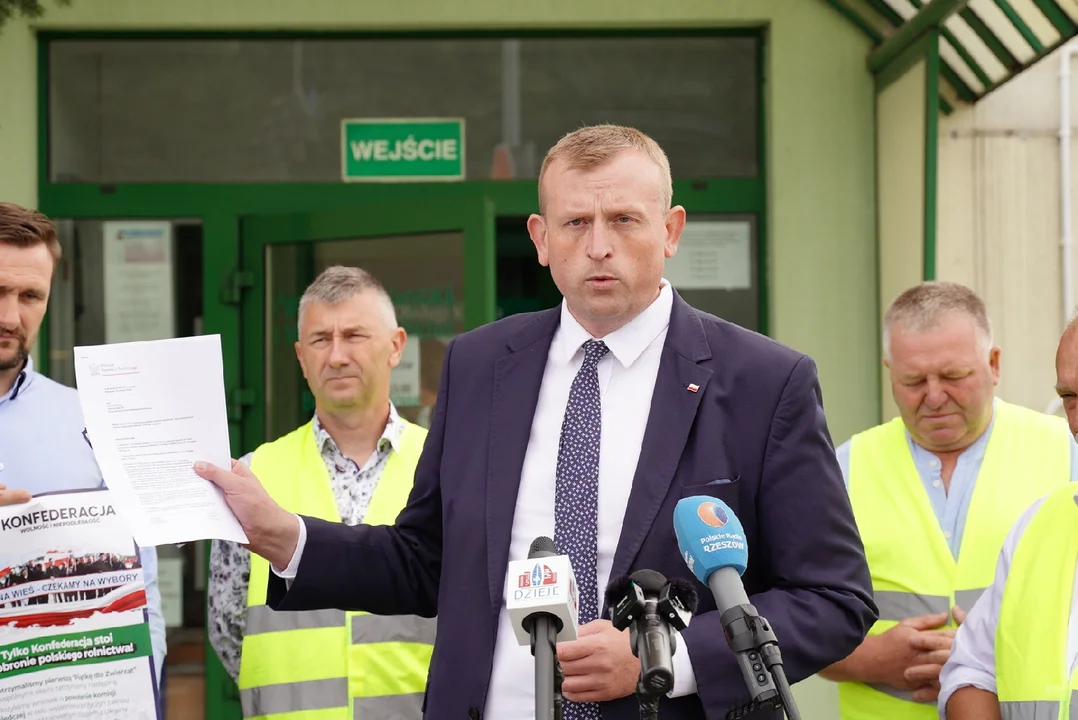 Konferencja prasowa Tomasza Buczka z Konfederacji i rolników ws. sytuacji polskiego rolnictwa