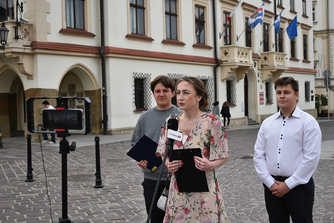 Konferencja prasowa przedstawicieli podkarpackiej Korony Młodych i Konfederacji ws. podwyżek cen biletów MPK w Rzeszowie