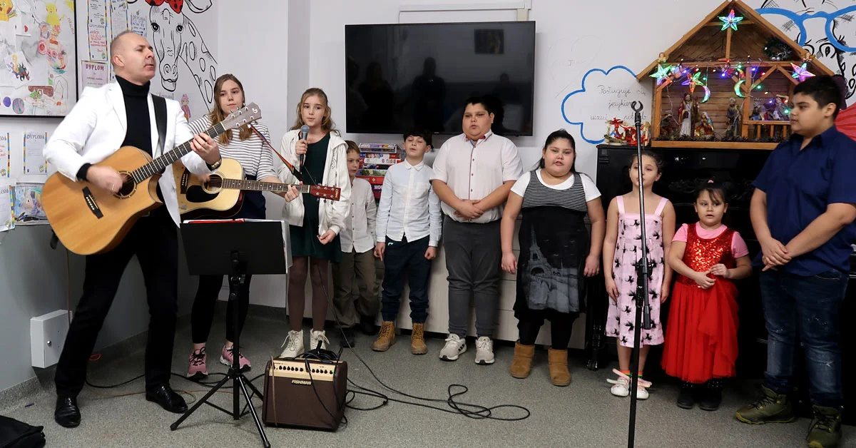 Wyjątkowe spotkanie wigilijne w Mielcu. Świąteczna magia w Świetlicy „Radosna Żyrafa” - Zdjęcie główne