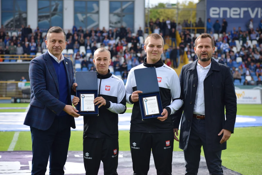 Bokserzy Irydy Mielec nagrodzeni w przerwie meczu Stali Mielec [ZDJĘCIA, VIDEO] - Zdjęcie główne