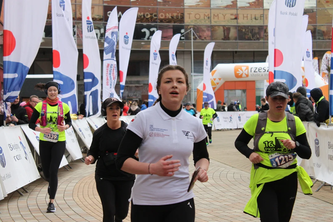 16. PKO Półmaraton Rzeszowski. Szczęśliwi biegacze na trasie oraz na meci