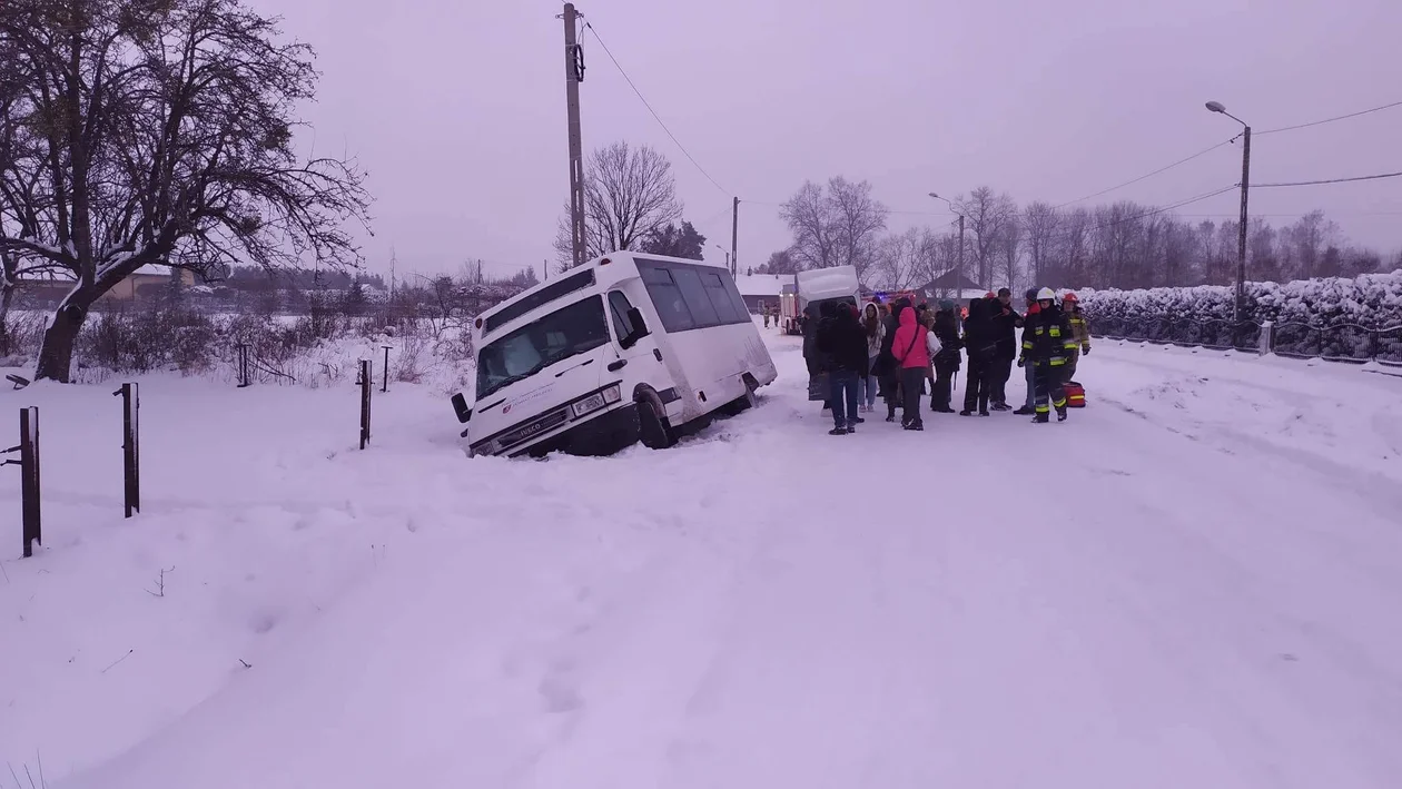 Wypadek w Chrząstowie. Autobus w rowie - Zdjęcie główne