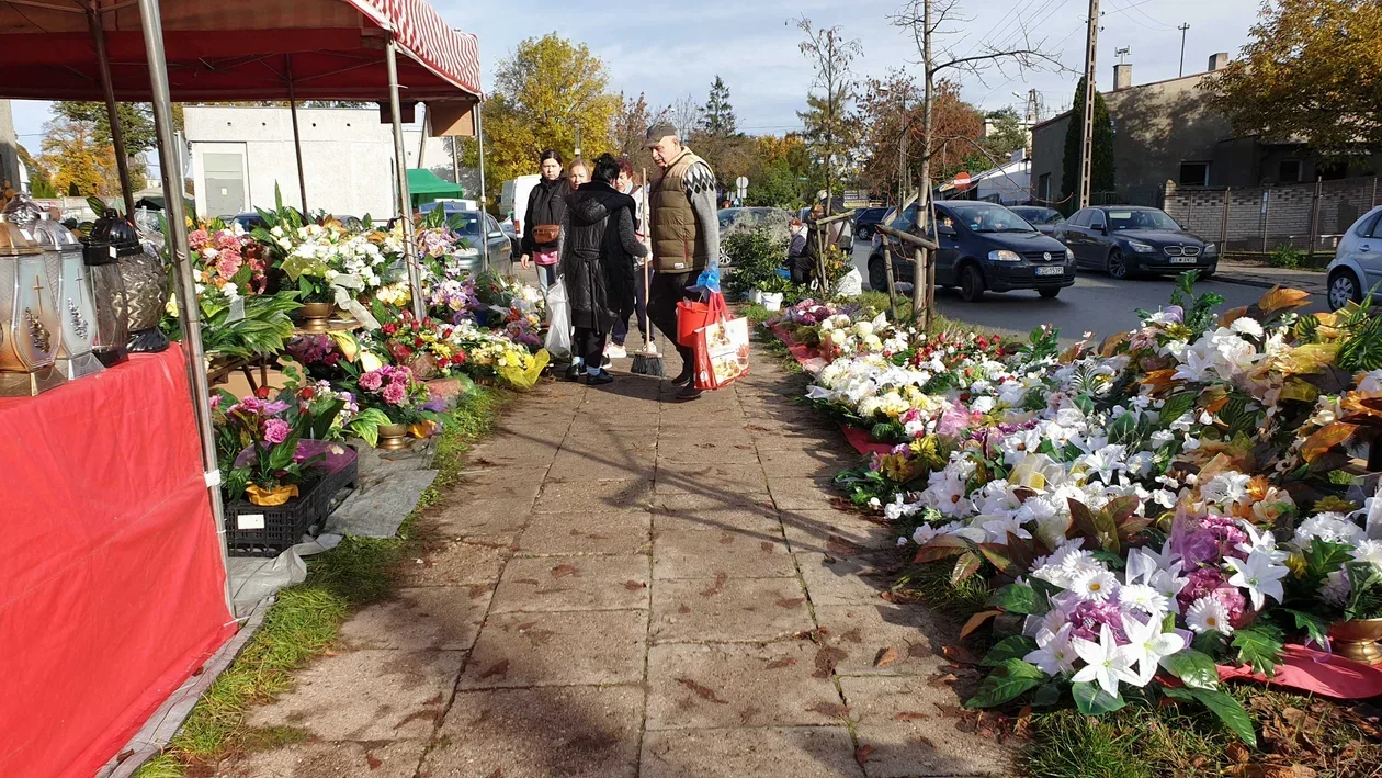 Inflacja dotarła również na cmentarze. W tym roku kupujemy na Wszystkich Świętych zdecydowanie mniej zniczy i kwiatów - Zdjęcie główne