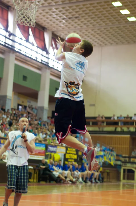 50 lat koszykówki w Tarnobrzegu. Efektowne wsady, zawodnicy Siarki, kibice i piękne Cheerleaders Gdynia