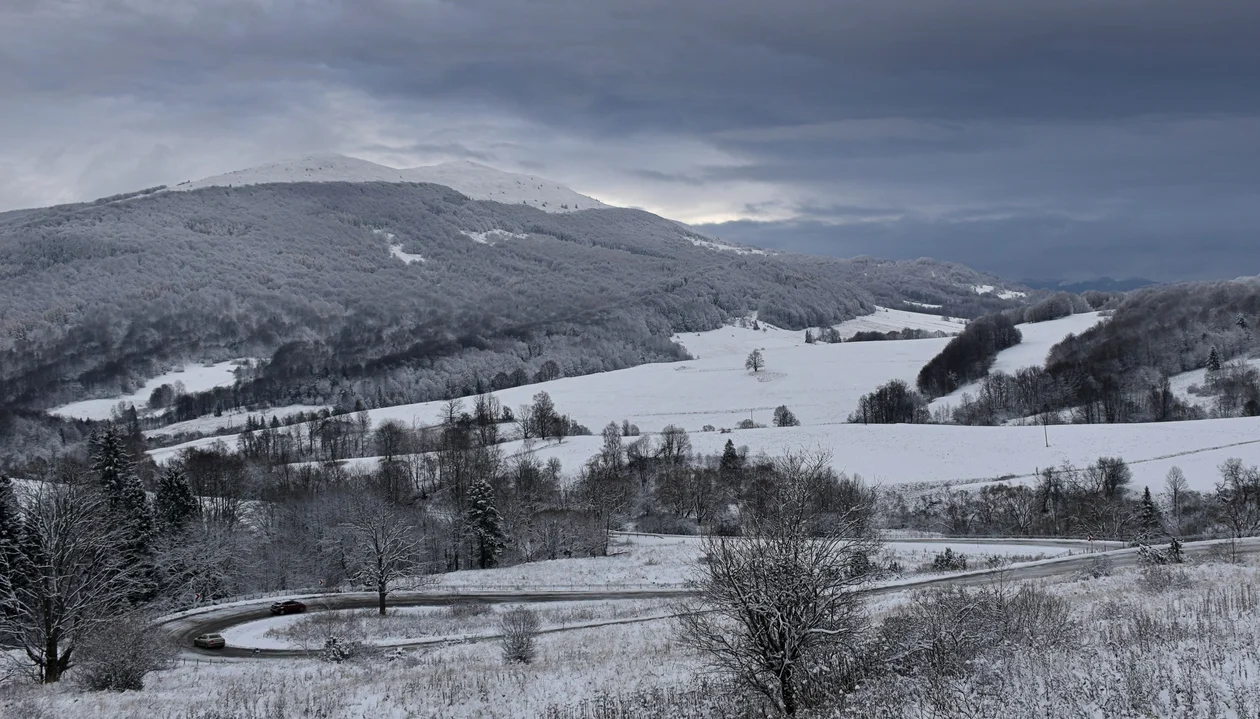 Zimowa aura w Bieszczadach. Na szlakach turystycznych panują trudne warunki do wędrówek [ZDJĘCIA] - Zdjęcie główne