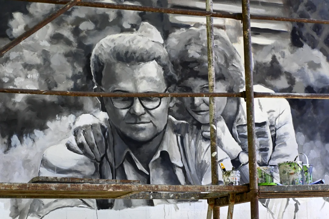 Nowy mural o Beksińskich Andrejkowa w Sanoku