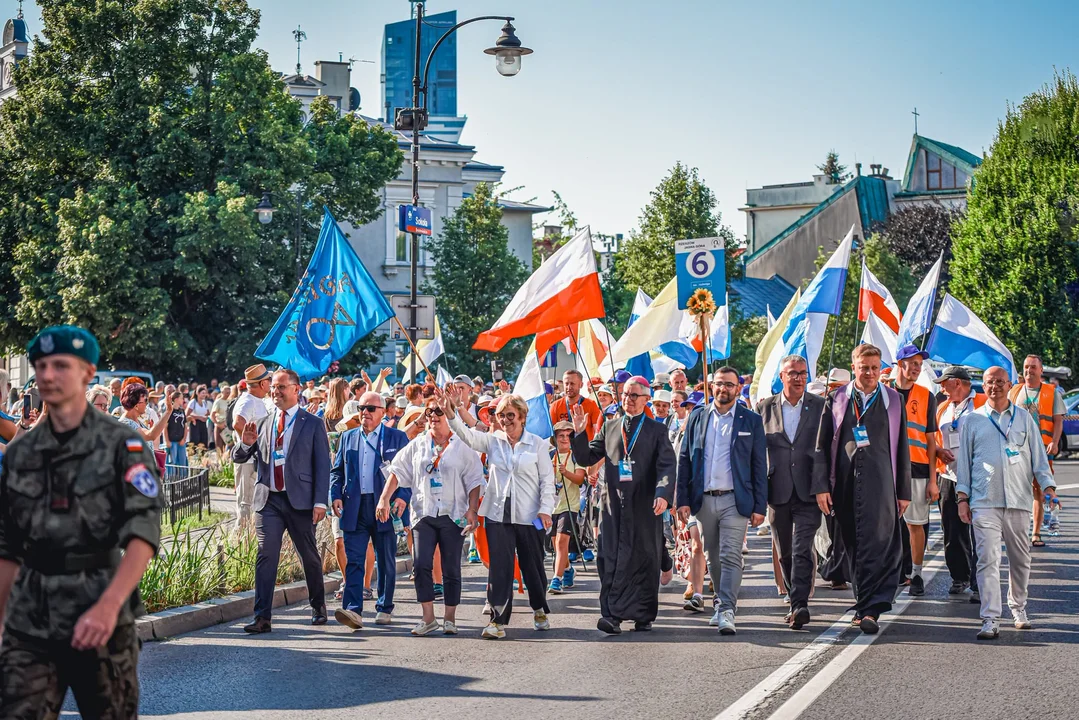 Tłumy mieszkańców wyruszyły na Jasną Górę! Rozpoczęła się 49. rzeszowska piesza pielgrzymka