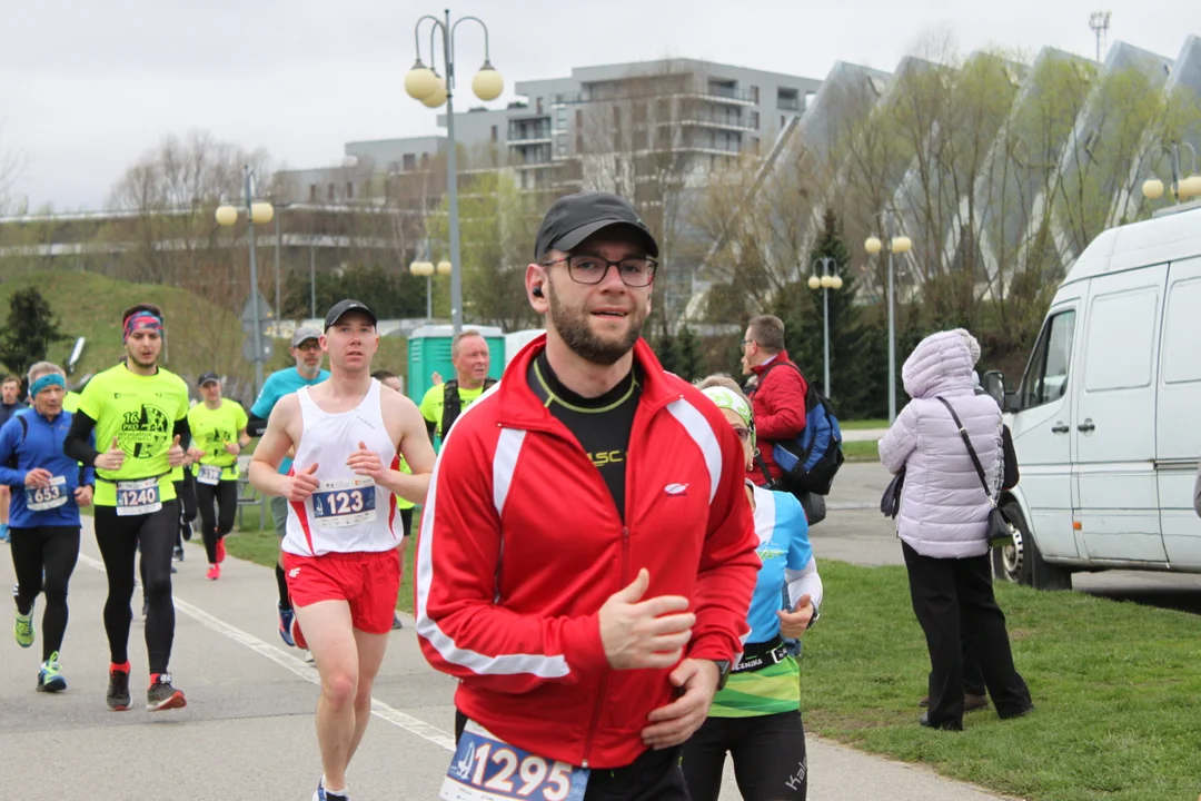 16. PKO Półmaraton Rzeszowski. Szczęśliwi biegacze na trasie oraz na meci