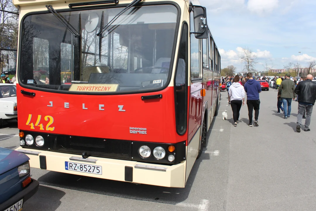 I Spotkanie Rzeszowskich Miłośników Klasyków. Klasyczne i zabytkowe pojazdy na Bulwarach w Rzeszowie