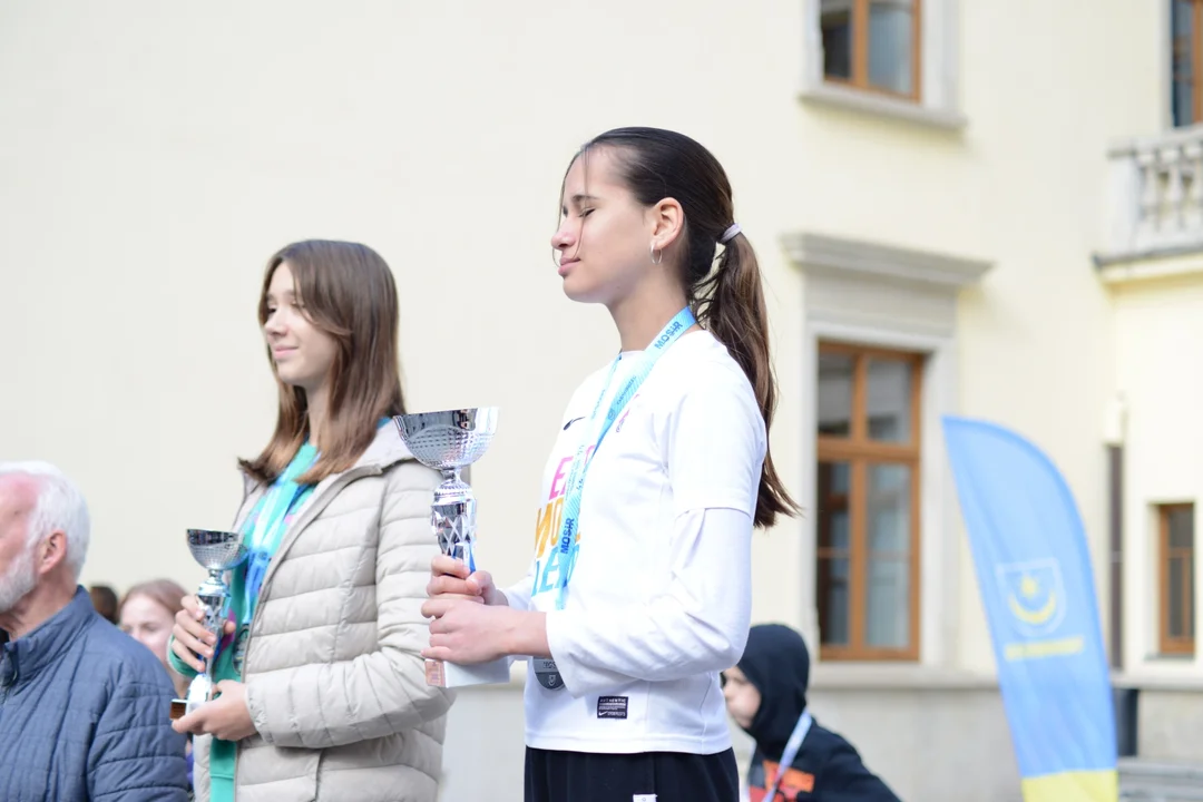 Szkoła Podstawowa numer 3 w Tarnobrzegu z medalami. Najliczniejsza ekipa podczas Biegów Młodzieżowych w trakcie Biegu Nadwiślańskiego