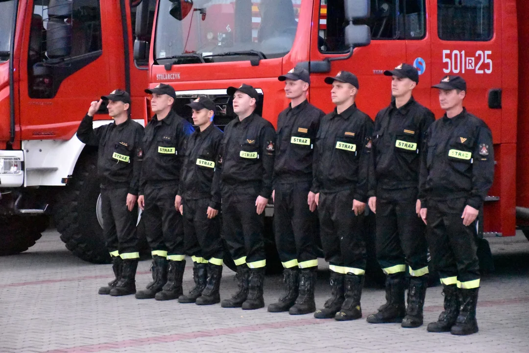 Strażacy z Państwowej Straży Pożarnej w Mielcu oddali hołd zmarłemu koledze [ZDJĘCIA] - Zdjęcie główne