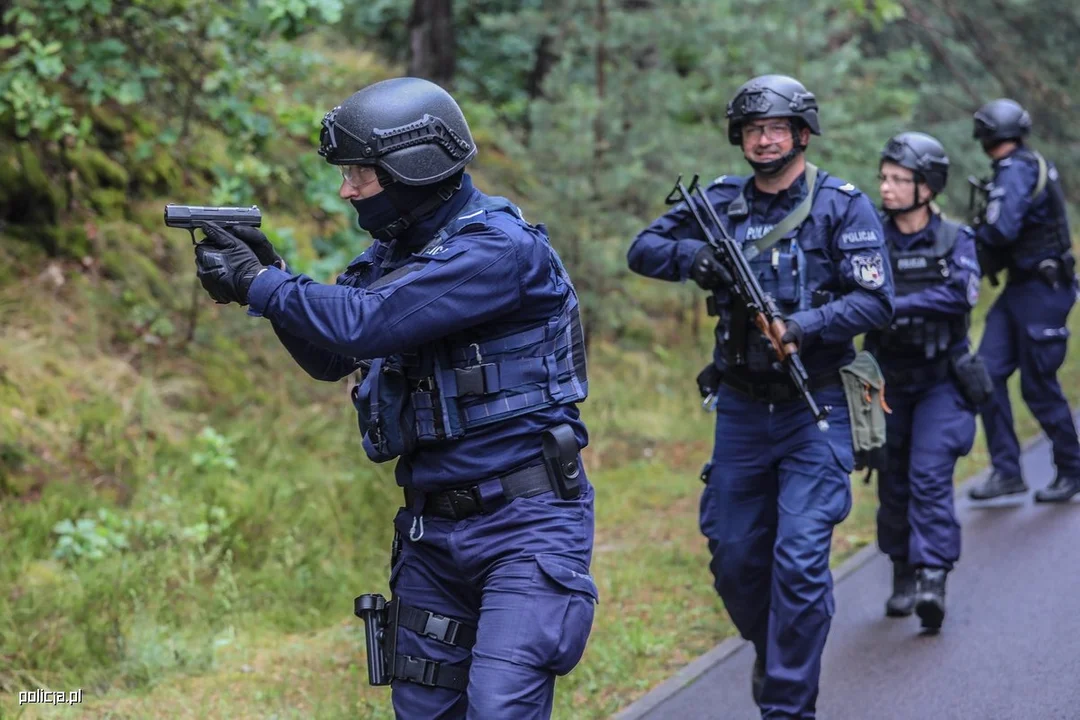 Wielkie ćwiczenia policji na poligonie w Nowej Dębie