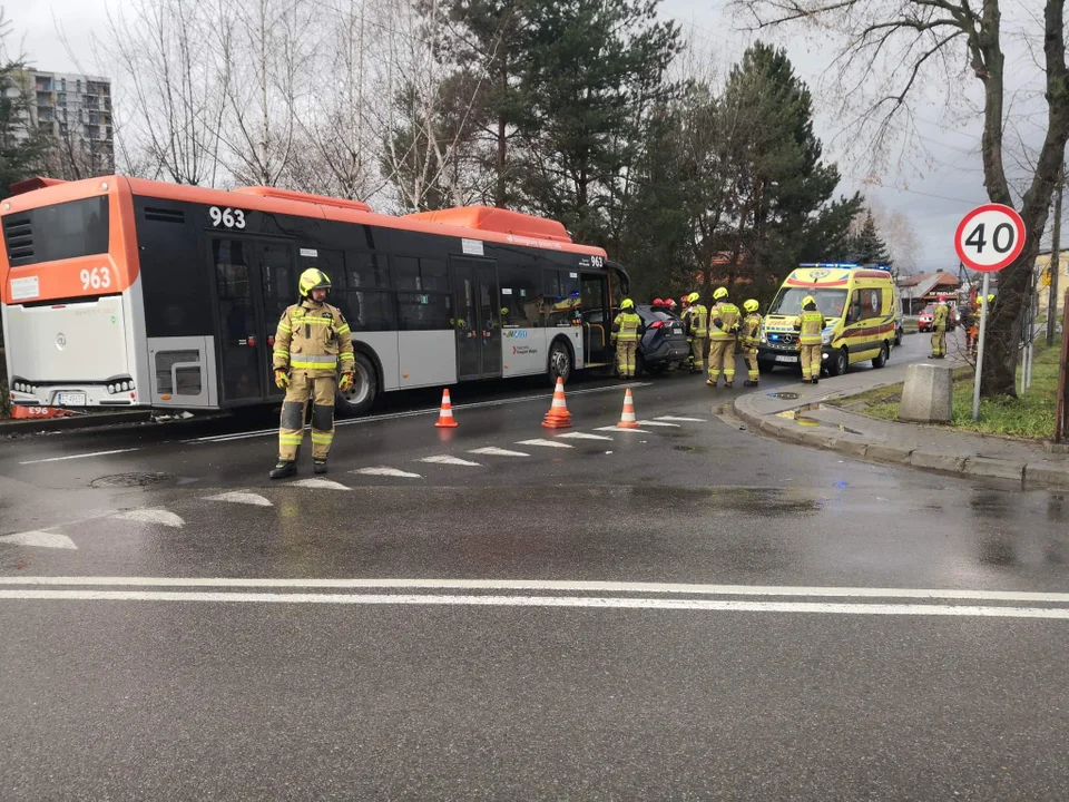 Rz24: Toyota zderzyła się z autobusem MPK na ul. Strażackiej w Rzeszowie