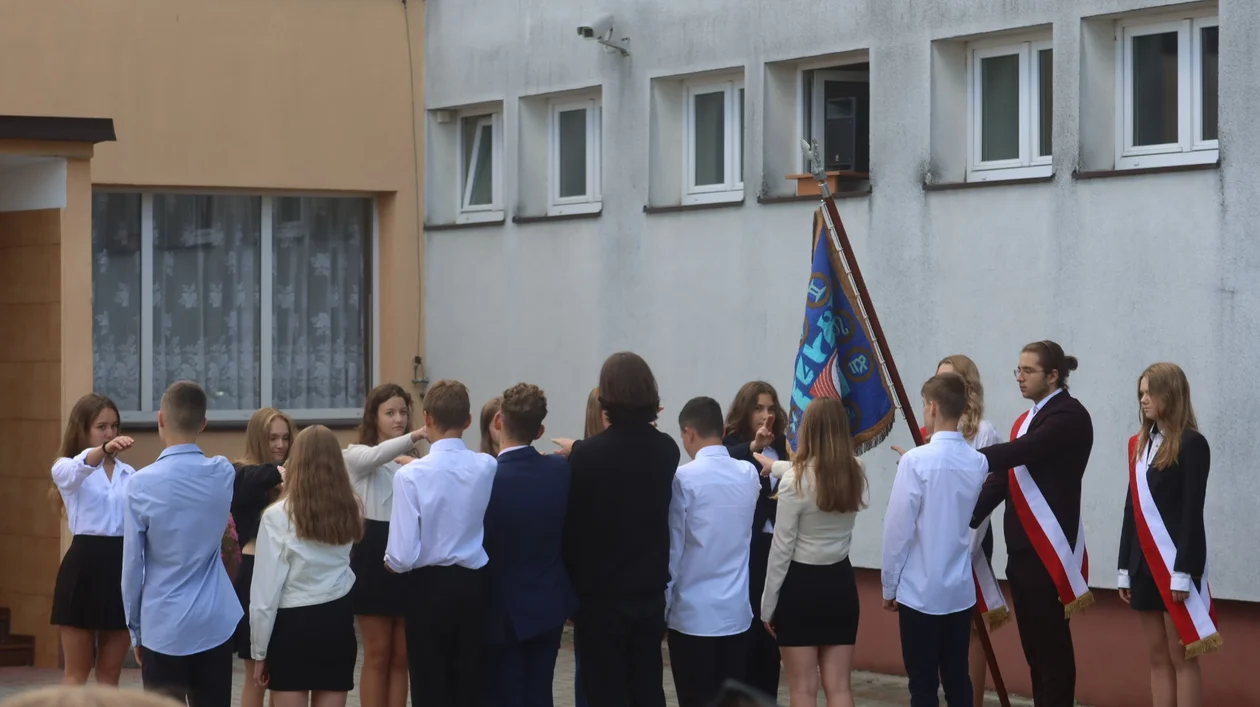 Rozpoczęcie roku szkolnego w IV LO w Rzeszowie [ZDJĘCIA] - Zdjęcie główne