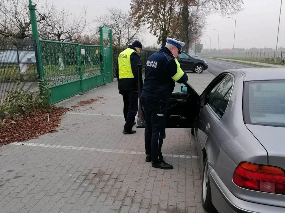 Kierowcy nie muszą mieć przy sobie dowodu rejestracyjnego. To nie znaczy, że możesz o tym dokumencie po prostu zapomnieć! Zobacz, za co grozi mandat - Zdjęcie główne