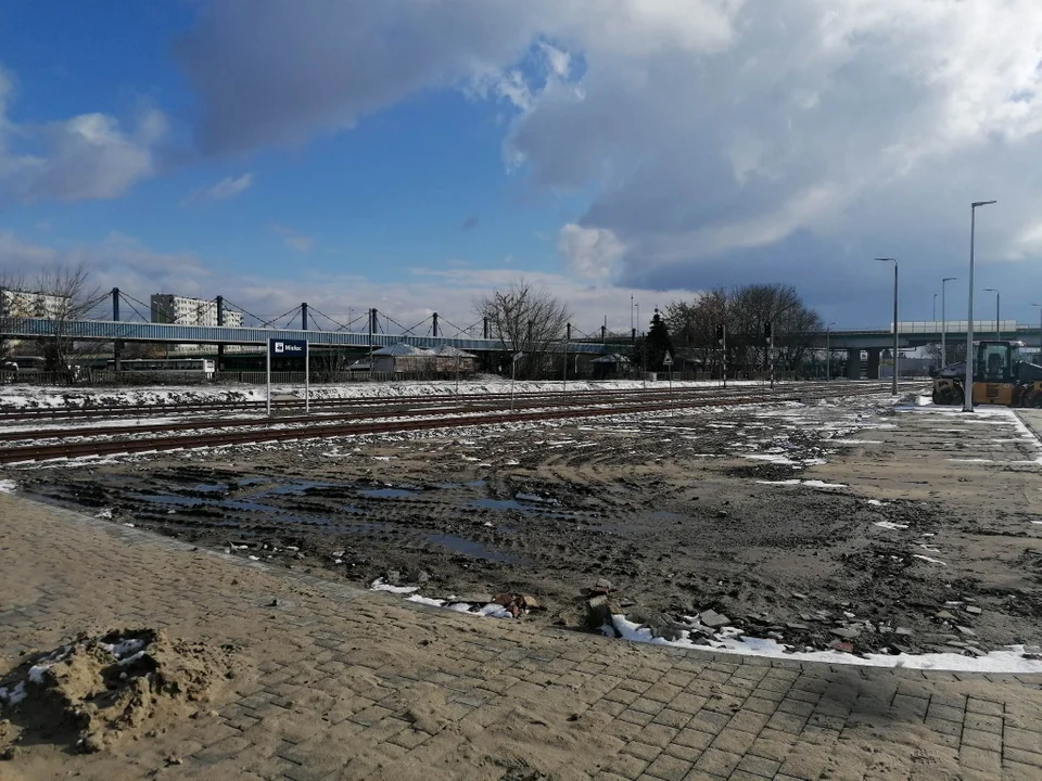 Modernizacja terenu wokół stacji kolejowej. Budowa dróg, chodników, parkingów. Demontaż rampy rozładunkowej.