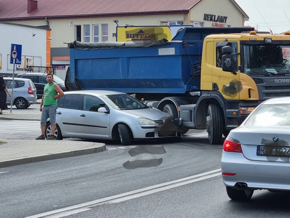 Stłuczka w Majdanie Królewskim na skrzyżowaniu ul. Raniżowskiej z DK9