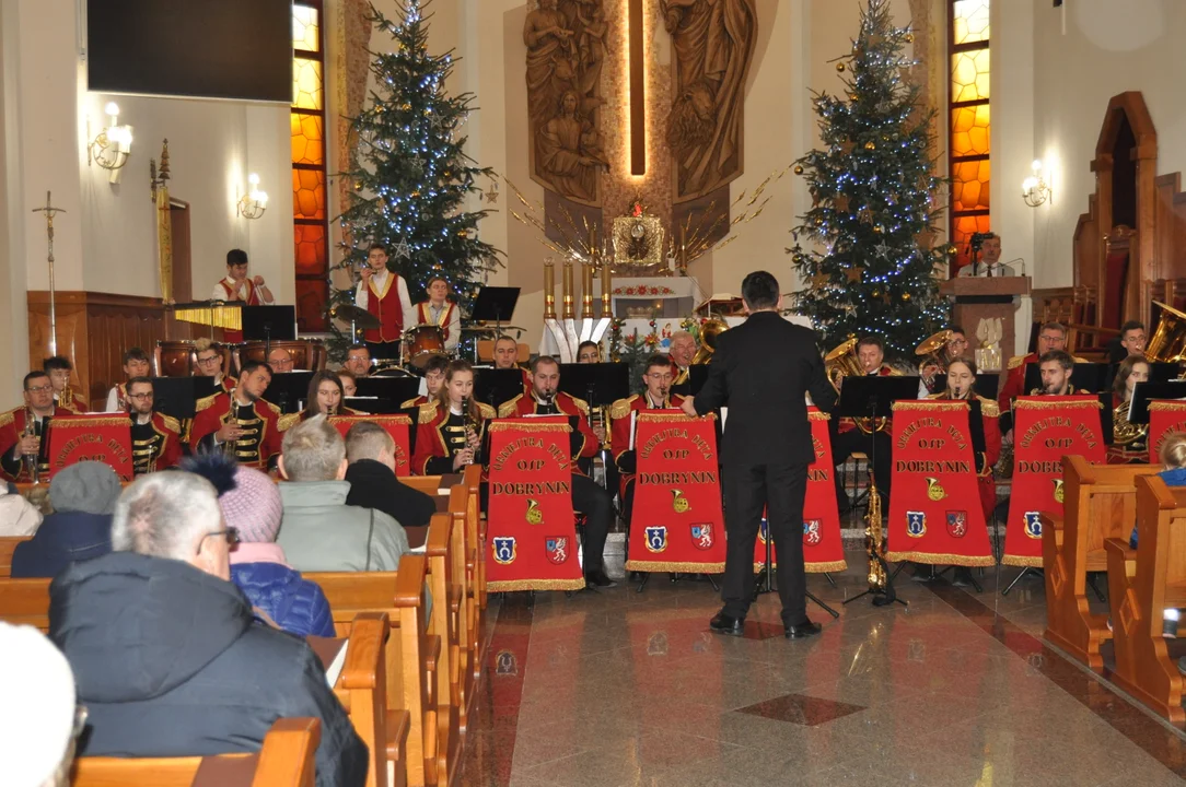 Koncert Kolęd Orkiestry Dętej Dobrynin wraz z solistami w kościele w św Marka w Rzochowie.