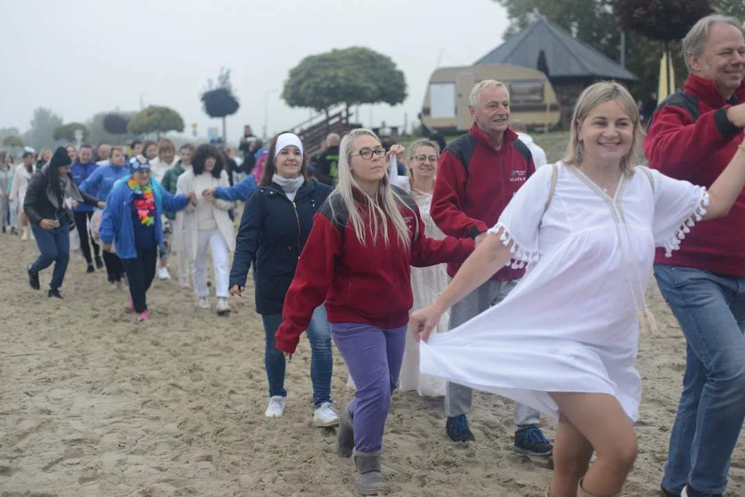 "Jezioro Aniołów" nad Jeziorem Tarnobrzeskim - zatańczyli poloneza na plaży