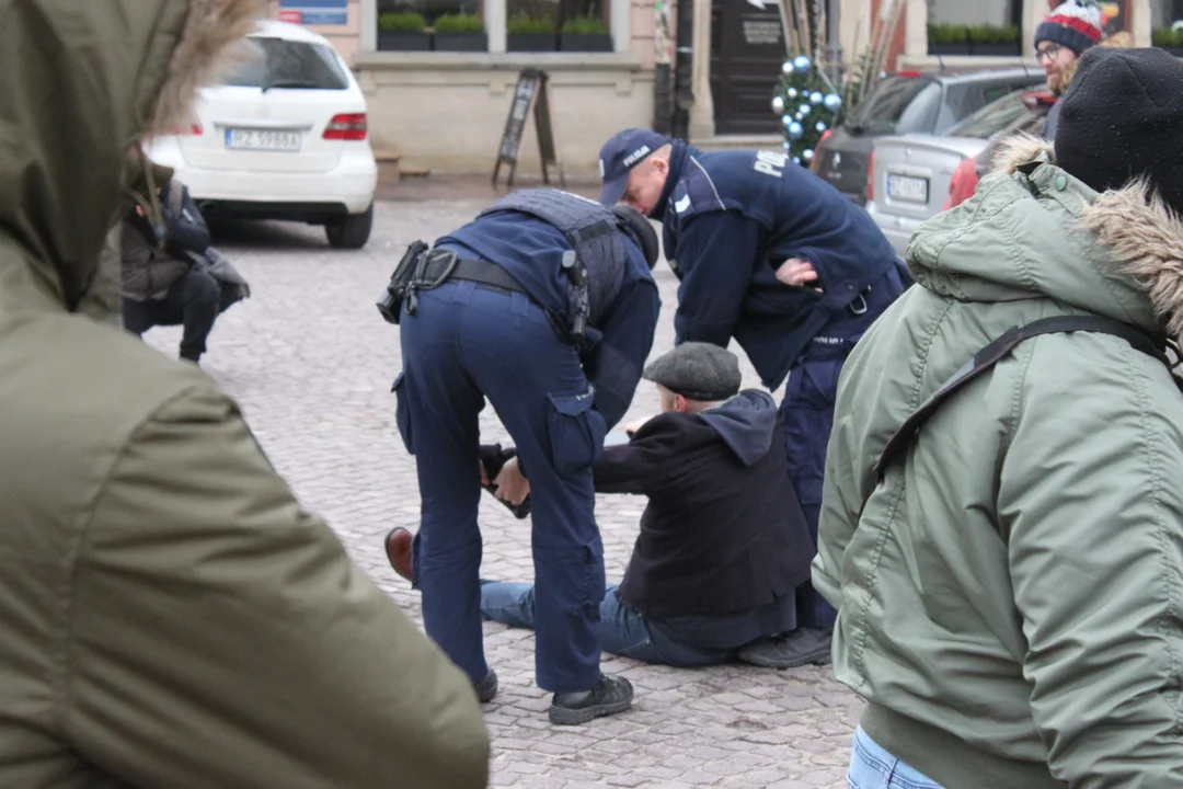 "Murem za Grzegorzem Braunem" i interwencja policji! Jedna osoba została zatrzymana [ZDJĘCIA] - Zdjęcie główne