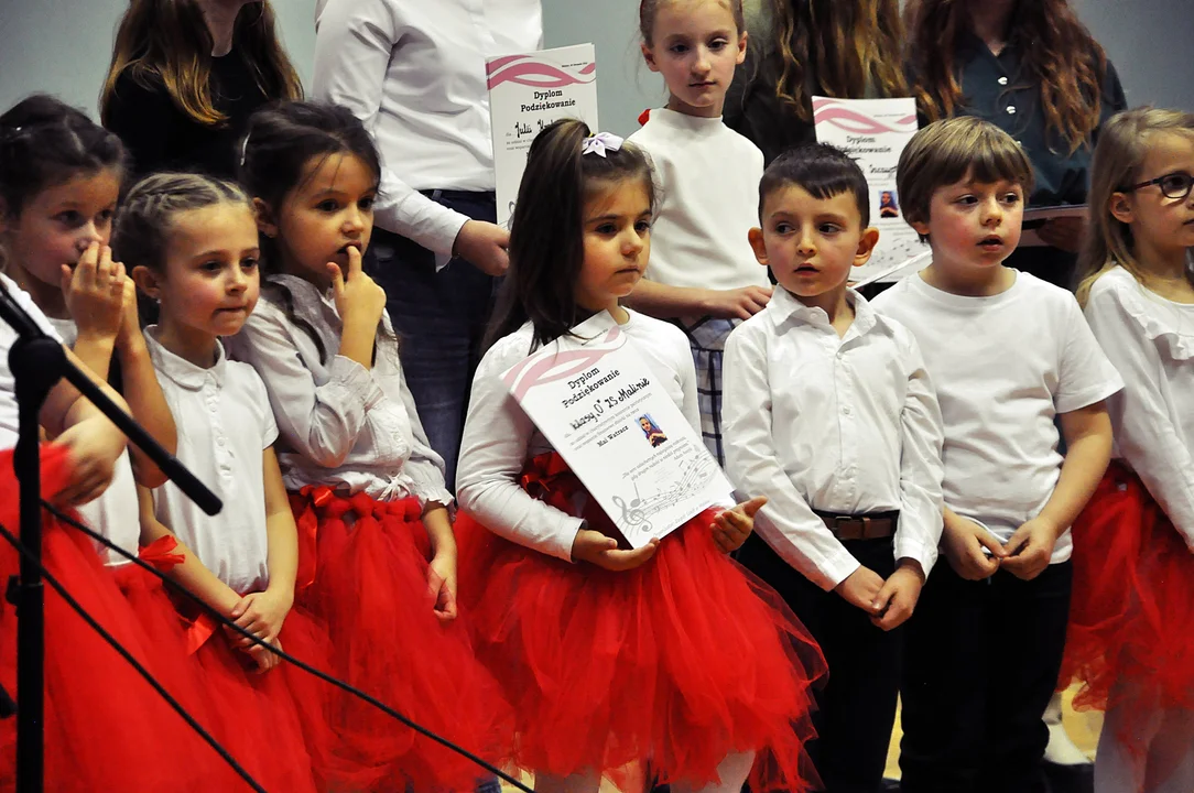 Mieszkańcy gminy Tuszów wsparli Maję Watracz. Charytatywny koncert w Zespole Szkół w Maliniu [ZDJĘCIA] - Zdjęcie główne