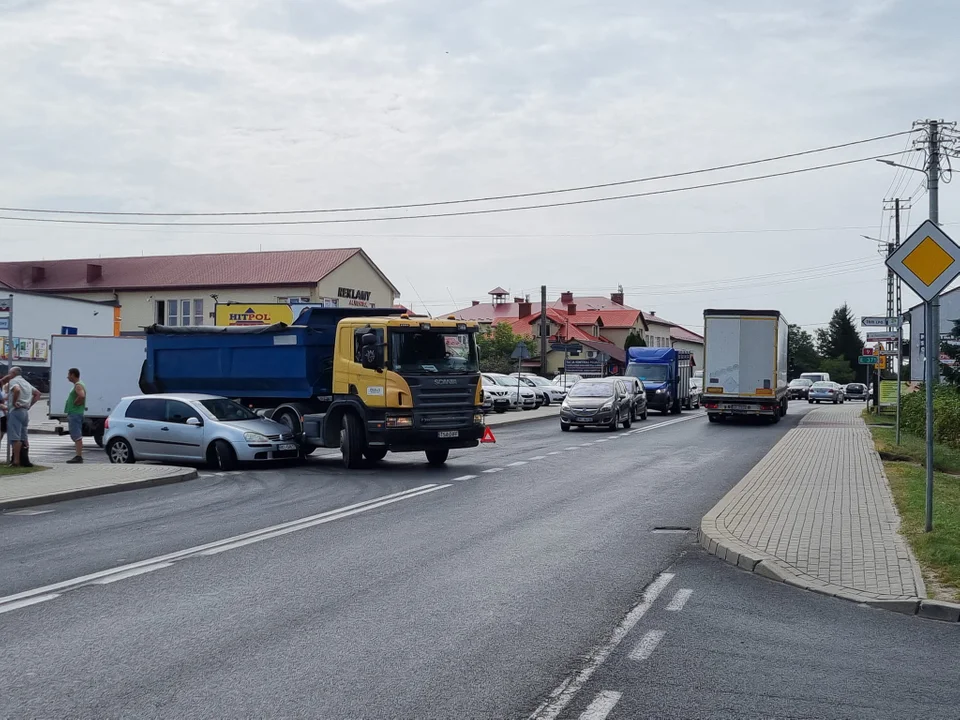 Stłuczka w Majdanie Królewskim na skrzyżowaniu ul. Raniżowskiej z DK9